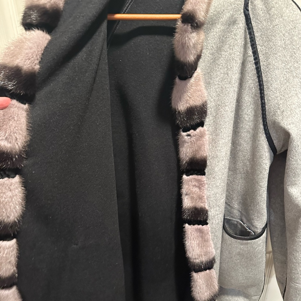 Elegant Black Coat with Fur Trim - Picture 3 of 3